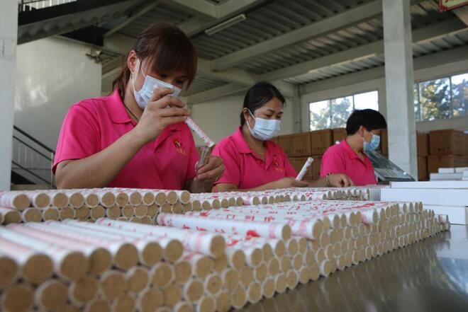 端午节几块钱一把的“小艾草” 他们做成了特色“大产业”